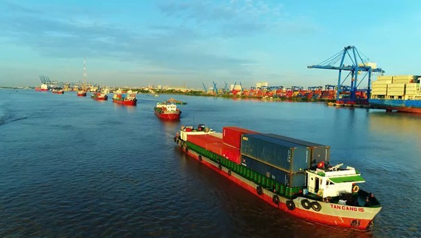 Vận tải container bằng sà lan - giải pháp giảm ùn tắc tại cảng biển. Vận tải container bằng sà lan - giải pháp giảm ùn tắc tại cảng biển.