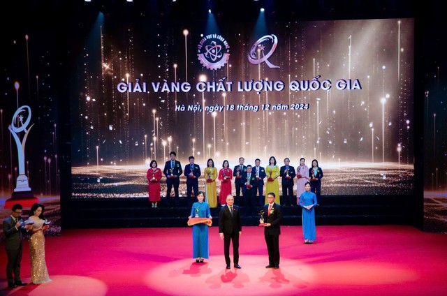 Đại diện Nhà máy sản xuất kinh doanh thức ăn thủy sản Bến Tre nhận Cúp Giải vàng VNQA. Đại diện Nhà máy sản xuất kinh doanh thức ăn thủy sản Bến Tre nhận Cúp Giải vàng VNQA.