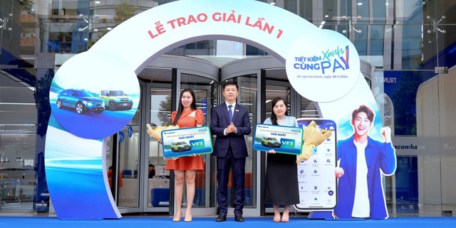 Ông Nguyễn Minh Tâm - Phó Tổng giám đốc Sacombank trao giải Nhất cho 2 khách hàng may mắn Ông Nguyễn Minh Tâm - Phó Tổng giám đốc Sacombank trao giải Nhất cho 2 khách hàng may mắn