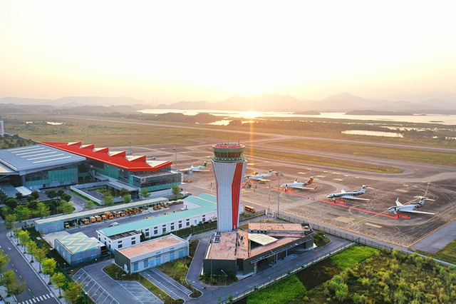 Sân bay quốc tế Vân Đồn - sân bay tư nhân đầu tiên của Việt Nam do Sun Group đầu tư xây dựng. Sân bay quốc tế Vân Đồn - sân bay tư nhân đầu tiên của Việt Nam do Sun Group đầu tư xây dựng.