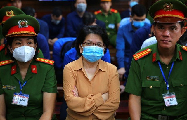 Bị cáo Đỗ Thị Nhàn (cựu Cục trưởng Cục Thanh tra, giám sát ngân hàng II thuộc Ngân hàng Nhà nước) nhận hối lộ 5,2 triệu USD