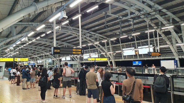 Người dân chờ tàu metro số 1 tại một nhà ga tối 27/12 Người dân chờ tàu metro số 1 tại một nhà ga tối 27/12