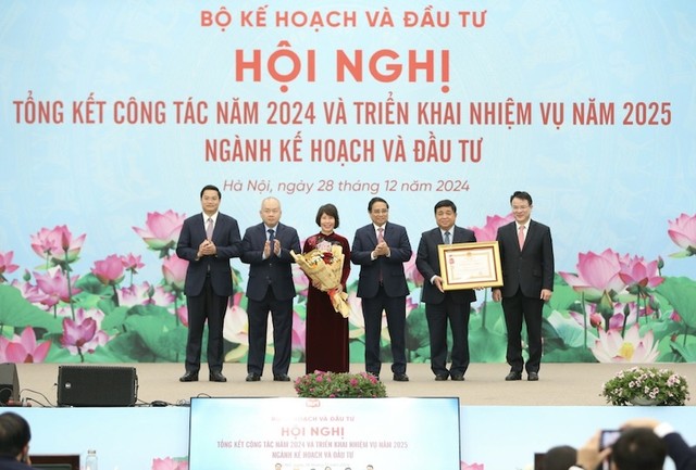 Thủ tướng Chính phủ Phạm Minh Chính trao Huân chương Lao động hạng Ba cho Bộ Kế hoạch và Đầu tư. Ảnh: Đức Thanh Thủ tướng Chính phủ Phạm Minh Chính trao Huân chương Lao động hạng Ba cho Bộ Kế hoạch và Đầu tư. Ảnh: Đức Thanh