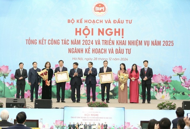 Thủ tướng Phạm Minh Chính trao Huân chương Lao động hạng Nhì cho 2 đơn vị là Vụ Lao động, Văn hóa, Xã hội và Vụ Tài chính tiền tệ. Ảnh: Đức Thanh Thủ tướng Phạm Minh Chính trao Huân chương Lao động hạng Nhì cho 2 đơn vị là Vụ Lao động, Văn hóa, Xã hội và Vụ Tài chính tiền tệ. Ảnh: Đức Thanh