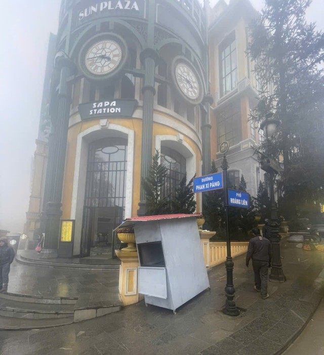 Lực lượng chức năng đang lắp đặt trạm thu phí có camera giám sát và barie tại vỉa hè trước cổng tòa nhà Sun Plaza. Lực lượng chức năng đang lắp đặt trạm thu phí có camera giám sát và barie tại vỉa hè trước cổng tòa nhà Sun Plaza.