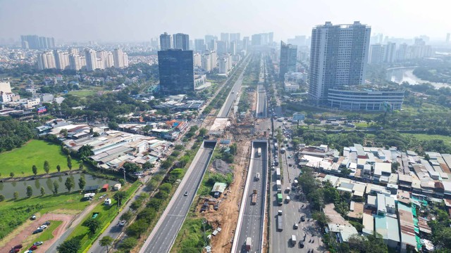 Cũng trong buổi sáng ngày 30/12/2024, ngay sau lễ thông xe cầu Phước Long, nhánh hầm HC1 thuộc công trình xây dựng Nút giao Nguyễn Văn Linh-Nguyễn Hữu Thọ cũng được đưa vào hoạt động. Cũng trong buổi sáng ngày 30/12/2024, ngay sau lễ thông xe cầu Phước Long, nhánh hầm HC1 thuộc công trình xây dựng Nút giao Nguyễn Văn Linh-Nguyễn Hữu Thọ cũng được đưa vào hoạt động.