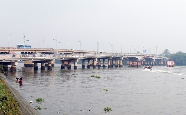 Cầu Bình Triệu 1 (bên phải) có tĩnh không thấp nên không đảm bảo cho các tàu chở hàng đi qua. Ảnh: Lê Anh