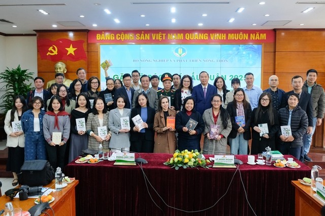 Bộ trưởng Lê Minh Hoan tặng sách và chụp hình lưu niệm với các phóng viên, nhà báo. Bộ trưởng Lê Minh Hoan tặng sách và chụp hình lưu niệm với các phóng viên, nhà báo.