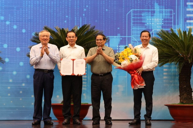 Thủ tướng trao quyết định phê duyệt Quy hoạch TP.HCM cho Bí thư Thành ủy TP.HCM Nguyễn Văn Nên và Chủ tịch UBND TP.HCM Phan Văn Mãi. Ảnh: TTBC Thủ tướng trao quyết định phê duyệt Quy hoạch TP.HCM cho Bí thư Thành ủy TP.HCM Nguyễn Văn Nên và Chủ tịch UBND TP.HCM Phan Văn Mãi. Ảnh: TTBC