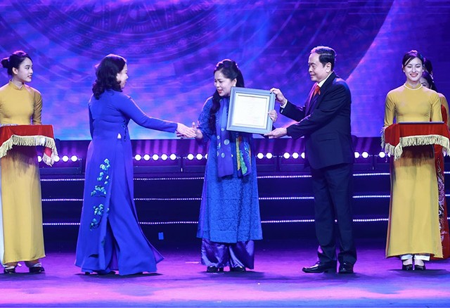 Nhà báo Nguyễn Thúy Hòa, Báo Đầu tư nhận bằng khen, kỷ niệm chương từ các vị lãnh đạo. Ảnh: Chí Cường Nhà báo Nguyễn Thúy Hòa, Báo Đầu tư nhận bằng khen, kỷ niệm chương từ các vị lãnh đạo. Ảnh: Chí Cường