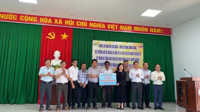 Đoàn công tác thăm hỏi, tặng quà bà con