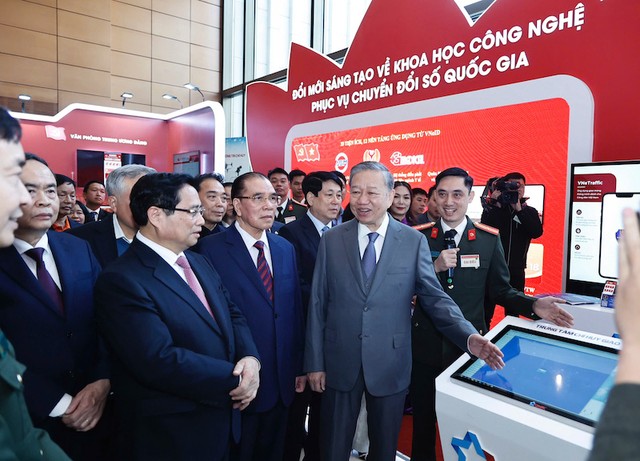 Các đồng chí lãnh đạo Đảng và Nhà nước; nguyên lãnh đạo Đảng và Nhà nước cùng các đại biểu thăm quan các gian hàng công nghệ tại Hội nghị. Ảnh: Như Ý Các đồng chí lãnh đạo Đảng và Nhà nước; nguyên lãnh đạo Đảng và Nhà nước cùng các đại biểu thăm quan các gian hàng công nghệ tại Hội nghị. Ảnh: Như Ý