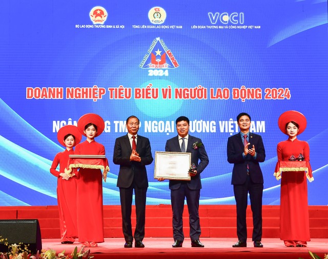 Đại diện Vietcombank, ông Hồng Quang - Thành viên HĐQT, Giám đốc Khối Nhân sự, Chủ tịch Công đoàn nhận vinh danh &quot;Doanh nghiệp tiêu biểu vì người lao động&quot; lần thứ 5 liên tiếp