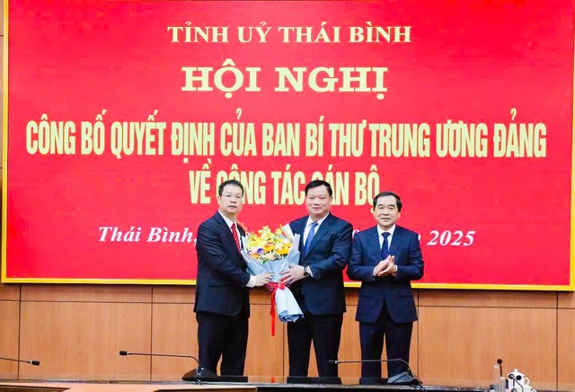 Ông Nguyễn Khắc Thận, Bí thư Tỉnh ủy, Chủ tịch UBND tỉnh và ông Nguyễn Tiến Thành, Phó bí thư thường trực Tỉnh ủy, Chủ tịch HĐND tỉnh Thái Bình tặng hoa chúc mừng ông Nguyễn Mạnh Hùng.