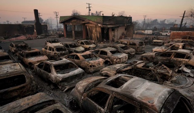 Cảnh tàn phá do cháy rừng tại Los Angeles, California, Mỹ. Ảnh: AP/TTXVN Cảnh tàn phá do cháy rừng tại Los Angeles, California, Mỹ. Ảnh: AP/TTXVN