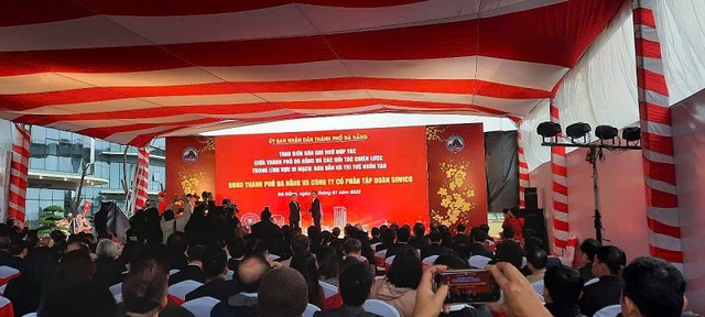 Đà Nẵng trao biên bản ghi nhớ hợp tác cho các đối tác chiến lược về lĩnh vực vi mạch bán dẫn, trí tuệ nhân tạo.