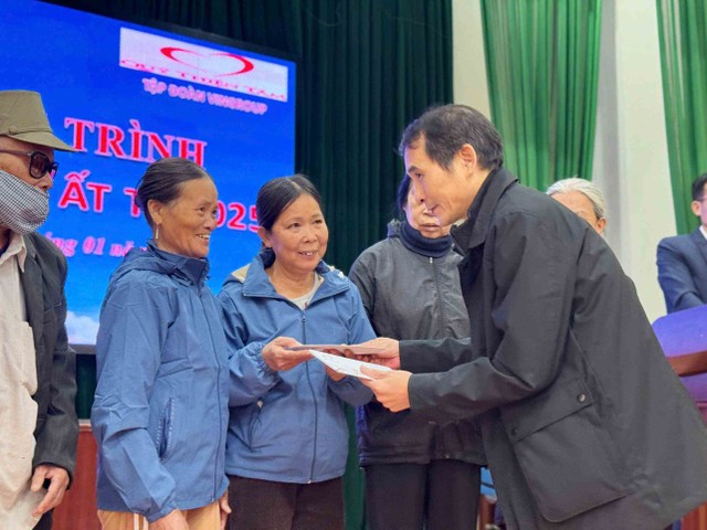 Ông Bùi Đức Hải, Phó tổng biên tập thường trực Báo Đầu tư trao quà cho các hộ gia đình. Ông Bùi Đức Hải, Phó tổng biên tập thường trực Báo Đầu tư trao quà cho các hộ gia đình.