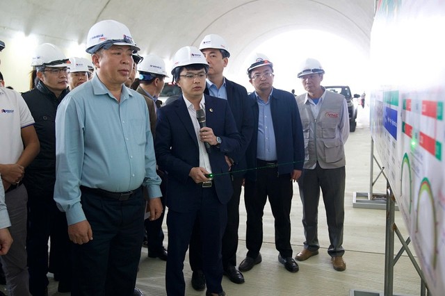 Bộ trưởng Bộ GTVT Trần Hồng Minh kiểm tra dự án cao tốc Quảng Ngãi - Hoài Nhơn. Bộ trưởng Bộ GTVT Trần Hồng Minh kiểm tra dự án cao tốc Quảng Ngãi - Hoài Nhơn.