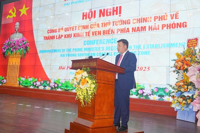 Ông Lê Trung Kiên, Trưởng ban Ban quản lý Khu kinh tế Hải Phòng báo cáo tóm tắt về việc thành lập Khu kinh tế ven biển phía Nam Hải Phòng Ông Lê Trung Kiên, Trưởng ban Ban quản lý Khu kinh tế Hải Phòng báo cáo tóm tắt về việc thành lập Khu kinh tế ven biển phía Nam Hải Phòng