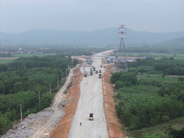 Dự kiến thời gian thực hiện Cao tốc Quảng Ngãi - Hoài Nhơn sẽ được rút ngắn 8 tháng. Dự kiến thời gian thực hiện Cao tốc Quảng Ngãi - Hoài Nhơn sẽ được rút ngắn 8 tháng.