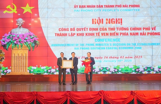 Phó thủ tướng Chính phủ Trần Hồng Hà đã trao Quyết định số 1511/QĐ-TTg về việc thành lập Khu Kinh tế ven biển phía Nam Hải Phòng cho TP. Hải Phòng Phó thủ tướng Chính phủ Trần Hồng Hà đã trao Quyết định số 1511/QĐ-TTg về việc thành lập Khu Kinh tế ven biển phía Nam Hải Phòng cho TP. Hải Phòng