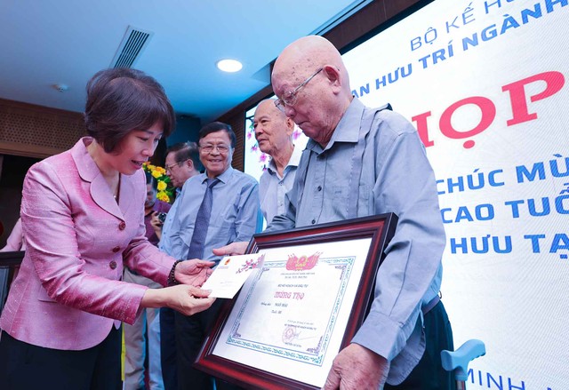 Thứ trưởng Bộ Kế hoạch và Đầu tư Nguyễn Thị Bích Ngọc chúc tết cho cán bộ hưu trí Ngô Mai, 95 tuổi. Thứ trưởng Bộ Kế hoạch và Đầu tư Nguyễn Thị Bích Ngọc chúc tết cho cán bộ hưu trí Ngô Mai, 95 tuổi.