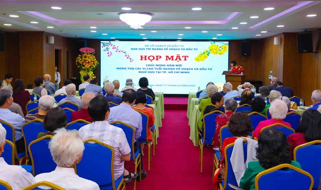 Toàn cảnh buổi gặp ấm cúng, tính cảm giữa Thứ trưởng Bộ Kế hoạch và Đầu tư Nguyễn Thị Bích Ngọc và các cán bộ hưu trí. Toàn cảnh buổi gặp ấm cúng, tính cảm giữa Thứ trưởng Bộ Kế hoạch và Đầu tư Nguyễn Thị Bích Ngọc và các cán bộ hưu trí.