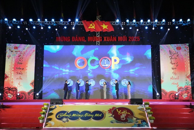 Các đại biểu nhấn nút khai mạc Hội chợ OCOP Quảng Ninh - Xuân 2025. Ảnh: Minh Đức Các đại biểu nhấn nút khai mạc Hội chợ OCOP Quảng Ninh - Xuân 2025. Ảnh: Minh Đức