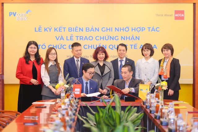 Trong khuôn khổ buổi lễ, đại diện hai bên cũng đã ký thỏa thuận hợp tác về các hoạt động đào tạo chuyên môn, tuyển dụng và phát triển nhân lực Trong khuôn khổ buổi lễ, đại diện hai bên cũng đã ký thỏa thuận hợp tác về các hoạt động đào tạo chuyên môn, tuyển dụng và phát triển nhân lực