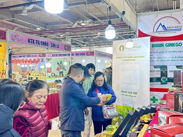 Một số gian hàng của tỉnh, thành phố khác tham gia Hội chợ OCOP Quảng Ninh - Xuân 2025. Ảnh: Quỳnh Nga Một số gian hàng của tỉnh, thành phố khác tham gia Hội chợ OCOP Quảng Ninh - Xuân 2025. Ảnh: Quỳnh Nga