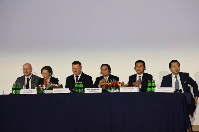 Thủ tướng Phạm Minh Chính dự Diễn đàn doanh nghiệp Việt Nam-Ba Lan tại Warsaw, chiều 17/1/2025.