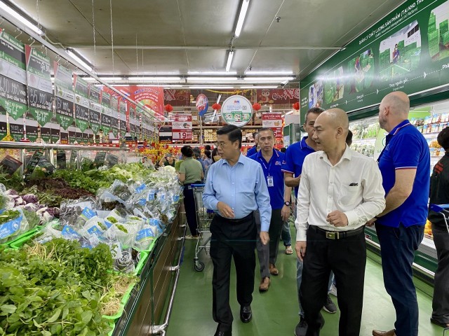 Phó chủ tịch UBND TP.HCM Nguyễn Văn Dũng dẫn đầu đoàn khảo sát về việc cung ứng hàng hóa thiết yếu Tết Nguyên đán Ất Tỵ. Phó chủ tịch UBND TP.HCM Nguyễn Văn Dũng dẫn đầu đoàn khảo sát về việc cung ứng hàng hóa thiết yếu Tết Nguyên đán Ất Tỵ.