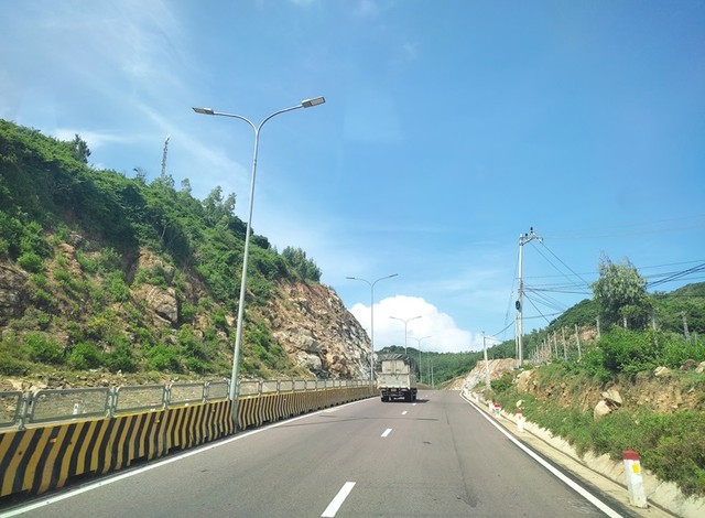 Đường ven biển ĐT 639 đoạn Cát Tiến - Mỹ Thành, một đoạn đi qua huyện Phù Cát. Đường ven biển ĐT 639 đoạn Cát Tiến - Mỹ Thành, một đoạn đi qua huyện Phù Cát.