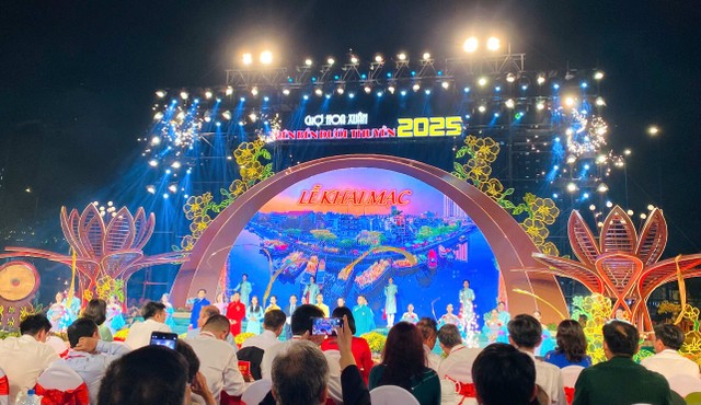 Khai mạc chợ hoa xuân “Trên bến dưới thuyền” Tết Ất Tỵ 2025. Khai mạc chợ hoa xuân “Trên bến dưới thuyền” Tết Ất Tỵ 2025.