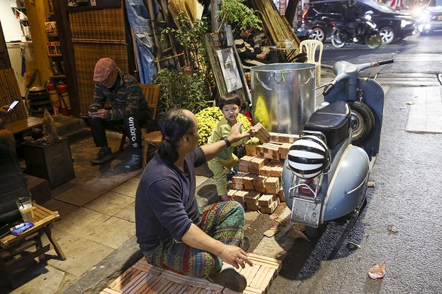 Từ chiều, công việc chuẩn bị cho việc luộc bánh bắt đầu, bé Đức Tâm đang học mẫu giáo lớn rất háo hức được giúp việc chuẩn bị bếp Từ chiều, công việc chuẩn bị cho việc luộc bánh bắt đầu, bé Đức Tâm đang học mẫu giáo lớn rất háo hức được giúp việc chuẩn bị bếp