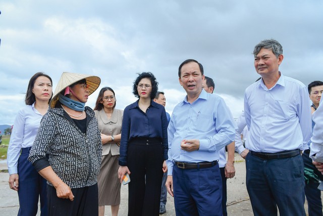 Chị Ngô Thị Thuý, khu phố Thống Nhất 2, xã Tân An, thị xã Quảng Yên, tỉnh Quảng Ninh chia sẻ tâm tư với Phó Thống đốc thường trực NHNN Đào Minh Tú Chị Ngô Thị Thuý, khu phố Thống Nhất 2, xã Tân An, thị xã Quảng Yên, tỉnh Quảng Ninh chia sẻ tâm tư với Phó Thống đốc thường trực NHNN Đào Minh Tú