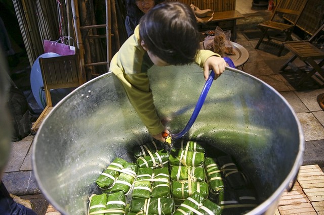 Bánh được đặt ngay ngắn và luôn đảm bảo phải đủ chặt để không bị nổi hoặc thiếu nước trong suốt quá trình luộc Bánh được đặt ngay ngắn và luôn đảm bảo phải đủ chặt để không bị nổi hoặc thiếu nước trong suốt quá trình luộc