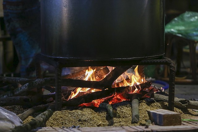 Củi được chọn từ những gốc nhãn và lót bằng trấu để lửa luôn đủ nhiệt nhưng lại không quá lớn dẫn đến bánh bị khê Củi được chọn từ những gốc nhãn và lót bằng trấu để lửa luôn đủ nhiệt nhưng lại không quá lớn dẫn đến bánh bị khê