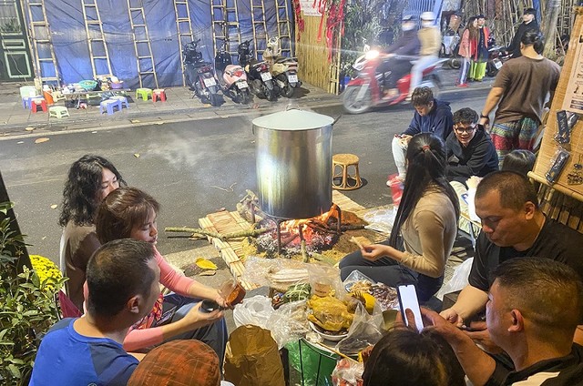 Hình ảnh quây quần của bạn bè bên tiếng nói cười rộn rã càng tiếp thêm không khí xuân đã thật gần Hình ảnh quây quần của bạn bè bên tiếng nói cười rộn rã càng tiếp thêm không khí xuân đã thật gần