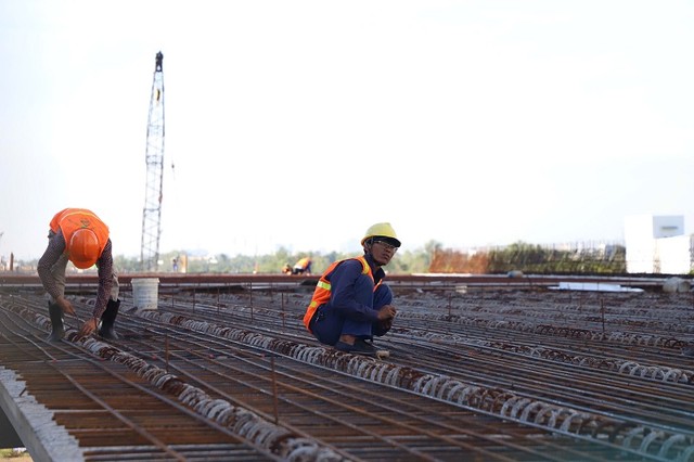 Công nhân vẫn hối hả thi công Dự án đường Vành đai 3 đoạn qua TP.HCM những ngày giáp Tết Nguyên đán Ất Tỵ Công nhân vẫn hối hả thi công Dự án đường Vành đai 3 đoạn qua TP.HCM những ngày giáp Tết Nguyên đán Ất Tỵ