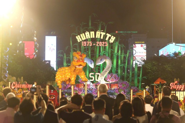 Điểm nhấn của đường hoa năm nay là cặp linh vật rắn mang tên Kim Tỵ và Ngân Tỵ.