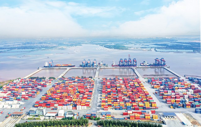 Cảng Nam Đình Vũ đang được Gemadept mở rộng để nâng công suất cụm cảng lên 2 triệu TEU Cảng Nam Đình Vũ đang được Gemadept mở rộng để nâng công suất cụm cảng lên 2 triệu TEU