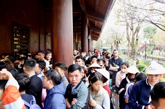 Du khách trong và ngoài nước xếp hàng xuống bến thuyền tại Khu du lịch sinh thái Tràng An. Ảnh Minh Đường Du khách trong và ngoài nước xếp hàng xuống bến thuyền tại Khu du lịch sinh thái Tràng An. Ảnh Minh Đường