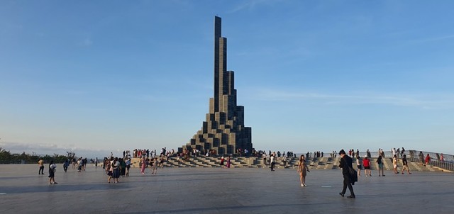 Khách tham quan tại Tháp Nhạn, tỉnh Phú Yên.