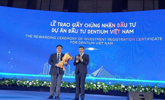 Tại sự kiện “Diễn đàn các thành phố Hữu nghị và Hợp tác - Đà Nẵng 2025”, TP. Đà Nẵng đã trao Giấy chứng nhận đầu tư dự án Nhà máy sản xuất ICT VINA III cho đại diện Tập đoàn Dentium.