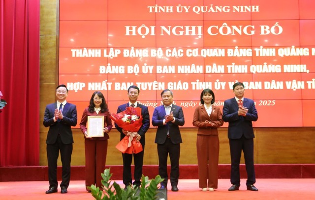 Bí thư Tỉnh ủy Quảng Ninh trao quyết định hợp nhất Ban Tuyên giáo Tỉnh ủy và Ban Dân vận Tỉnh ủy thành Ban Tuyên giáo và Dân vận Tỉnh ủy. Ảnh: Thu Chung Bí thư Tỉnh ủy Quảng Ninh trao quyết định hợp nhất Ban Tuyên giáo Tỉnh ủy và Ban Dân vận Tỉnh ủy thành Ban Tuyên giáo và Dân vận Tỉnh ủy. Ảnh: Thu Chung