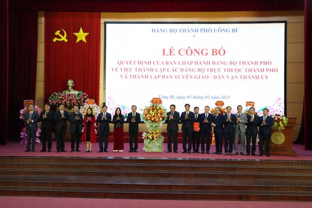 Lãnh đạo thành phố Uông Bí tặng hoa chúc mừng Đảng bộ Các cơ quan Đảng thành phố. Ảnh: Huyền Trang Lãnh đạo thành phố Uông Bí tặng hoa chúc mừng Đảng bộ Các cơ quan Đảng thành phố. Ảnh: Huyền Trang