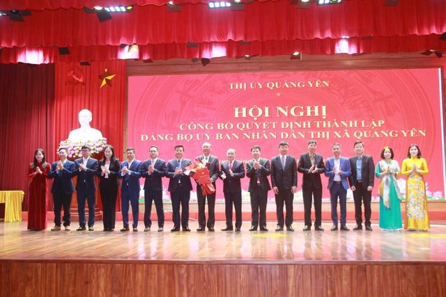 Bí thư Thị ủy Quảng Yên trao Quyết định thành lập Đảng bộ UBND thị xã Quảng Yên. Ảnh: Bùi Niên Bí thư Thị ủy Quảng Yên trao Quyết định thành lập Đảng bộ UBND thị xã Quảng Yên. Ảnh: Bùi Niên