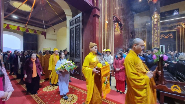 Các đại biểu thực hiện lễ khai hội Yên Tử. Các đại biểu thực hiện lễ khai hội Yên Tử.