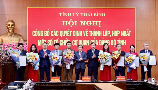 Thường trực Tỉnh ủy Thái Bình trao Quyết định hợp nhất và tặng hoa chúc mừng lãnh đạo Ban Tuyên giáo và Dân vận Tỉnh ủy. Thường trực Tỉnh ủy Thái Bình trao Quyết định hợp nhất và tặng hoa chúc mừng lãnh đạo Ban Tuyên giáo và Dân vận Tỉnh ủy.